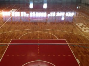 Pisos Flutuantes de Madeira para Quadras: Qual o Tempo de Manutenção Correta?